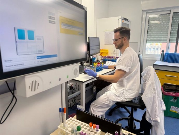 Laboratorio del Virgen del Rocío en el que se analizan las muestras para detectar virus del Nilo occidental.