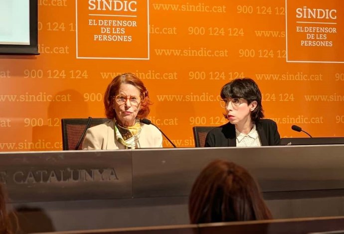 La síndica, Esther Giménez-Salinas, i l'adjunta d'Infància, Aida Rodríguez