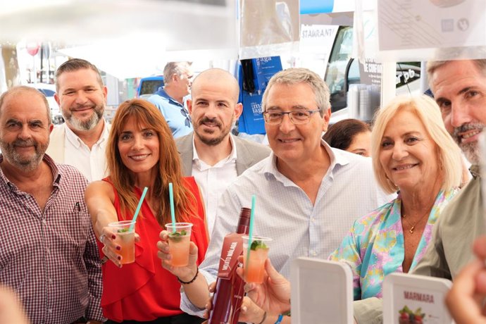 Al acto de inauguración de la feria comarcal Sabor a Málaga, que ha tenido lugar este viernes en La Cala, ha acudido el presidente de la Diputación de Málaga, Francisco Salado, junto a la alcaldesa de Mijas, Ana Mata.