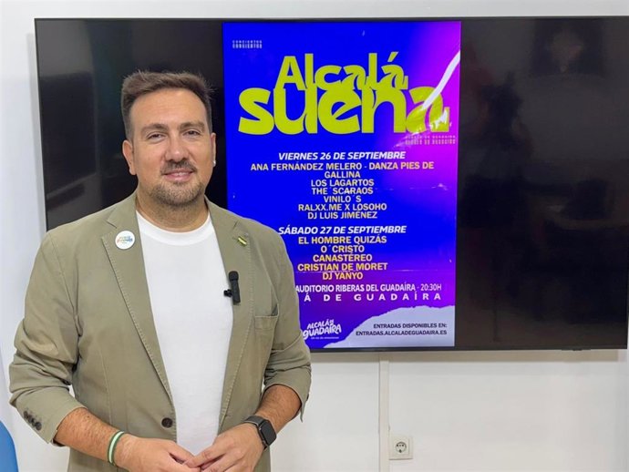 Delegado de Cultura y responsable del área de Identidad del Ayuntamiento alcalareño, Christopher Rivas, junto al cartel de 'Alcalá Suena'. Imagen de archivo.