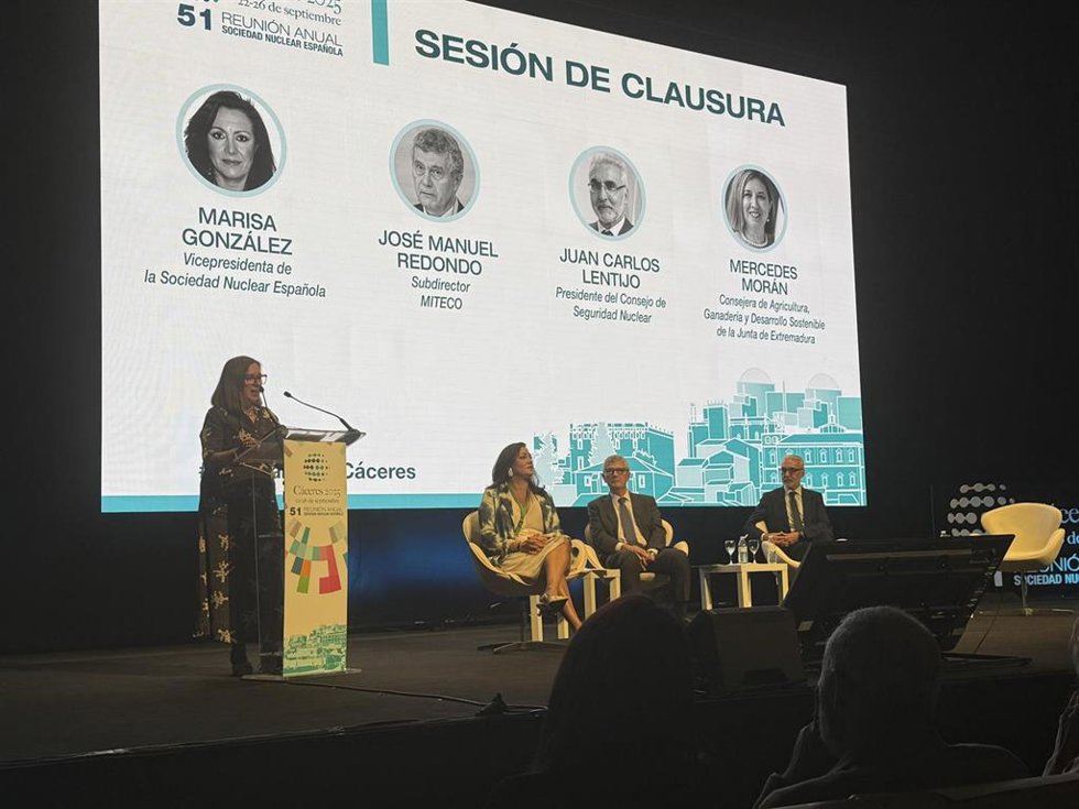 La consejera de Agricultura, Ganadería y Desarrollo Sostenible, Mercedes Morán, ha clausurado este viernes la 51 Reunión Anual de la Sociedad Nuclear Española (SNE) celebrada en Cáceres