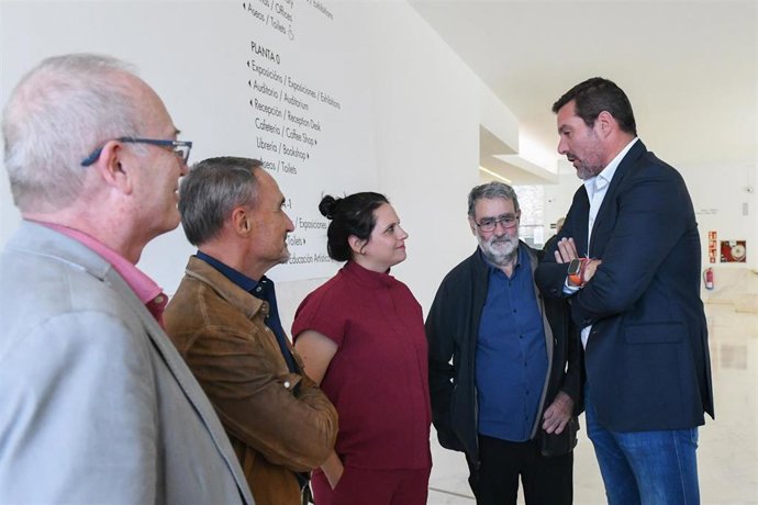 El director del CGAC, Santiago Olmo; Max de Esteban; Jaione Camborda; Joan Fontcuberta; y el conselleiro de Cultura, José López Campos, en la inauguración de la exposición 'Percepción e incerteza', en Santiago de Compostela.