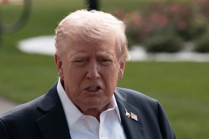 26 de setembro de 2025, EUA, Washington: O presidente dos EUA, Donald Trump, fala com a imprensa ao sair da Casa Branca para o torneio de golfe da Ryder Cup. Foto: Andrew Leyden/ZUMA Press Wire/dpa