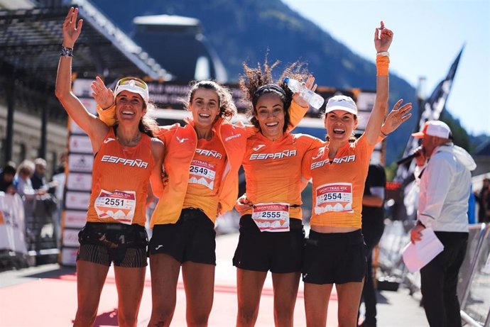 La selección femenina celebra su plata en la modalidad de Short Trail de los Campeonatos del Mundo de Trail y Mountain Running