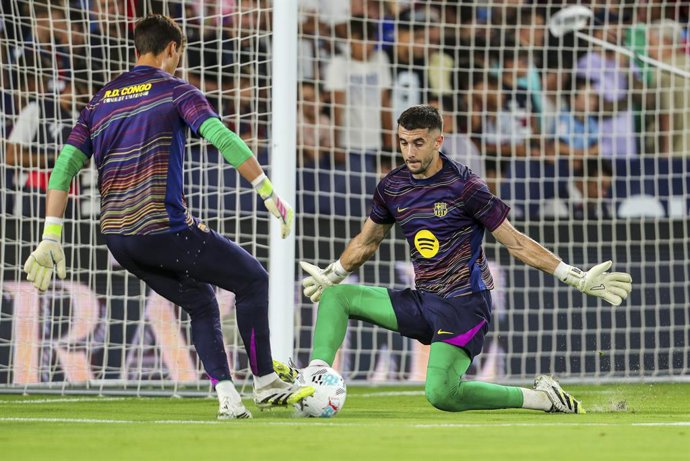Archivo - El porter del FC Barcelona Joan Garcia en un entrenament