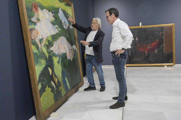 El president de la Fundació Bancaixa, Rafael Alcón, i el comissari de l'exposició i director del Museu Sorolla, Enrique Varela, junt amb l'obra 'La migdiada' (1911).