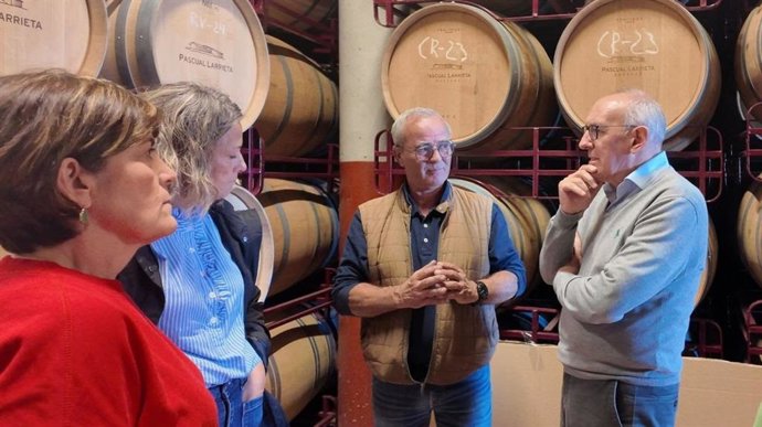 El diputado general de Álava visita la vendimia en Rioja Alavesa