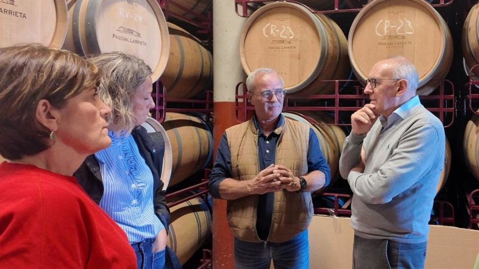 El diputado general de Álava visita la vendimia en Rioja Alavesa