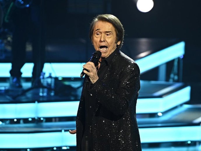 Archivo - El cantante Raphael durante un concierto en el Teatro de la Zarzuela, a 26 de junio de 2025, en Madrid (España).