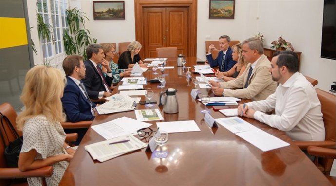 El delegado del Gobierno en Andalucía, Pedro Fernández, con la directora general de Ingeniería, Tecnología y Digitalización de Enagás, Susana de Pablo.