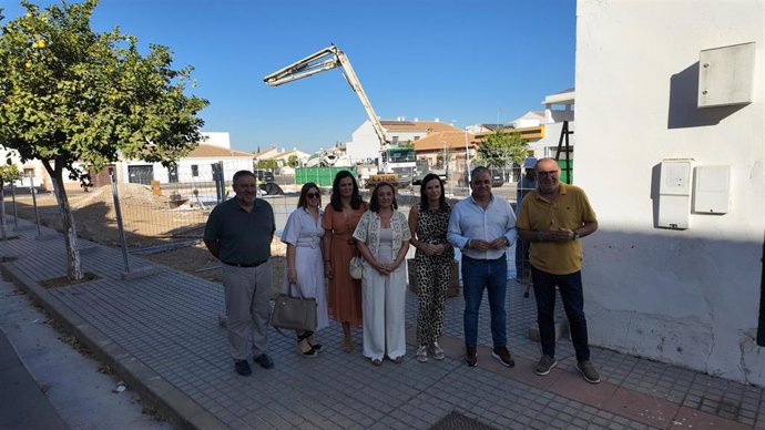 Autoridades y técnicos durante la visita a las obras.