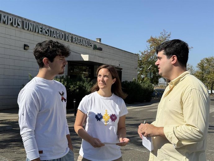 La senadora del PP por Córdoba Cristina Casanueva con Ángel López y un joven en el Campus de Rabanales.