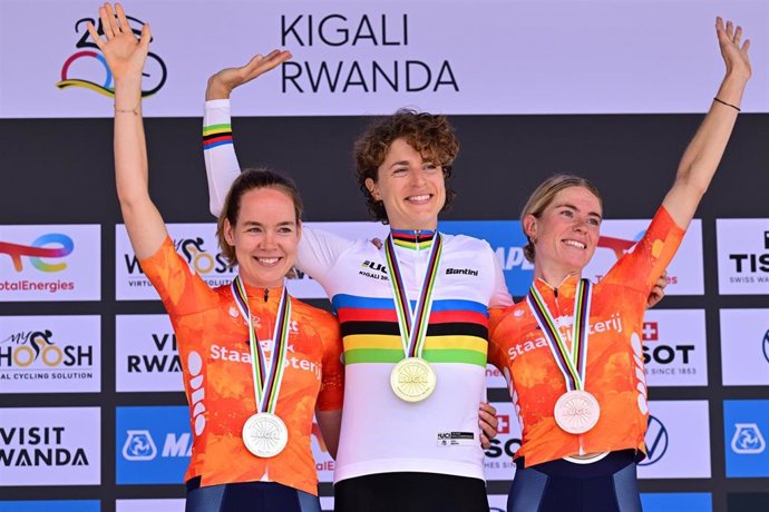 Anna van der Breggen, Marlen Reusser y Demi Vollering (de izquierda a derecha) en el podio de la prueba contrarreloj del Mundial de Kigali 2025