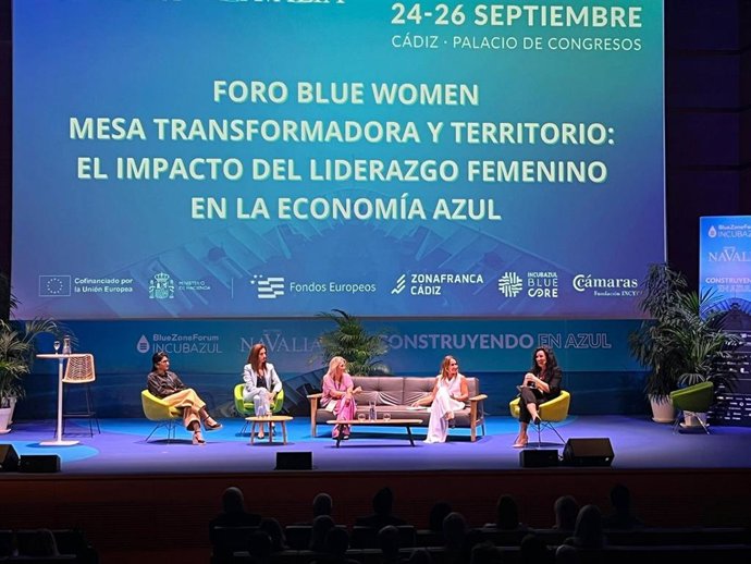 La alcaldesa de Almería, María del Mar Vázquez, durante su intervención en la mesa ‘Transformación y territorio: el impacto del liderazgo femenino en la economía azul’ del Blue Zone Forum celebrado en Cádiz.