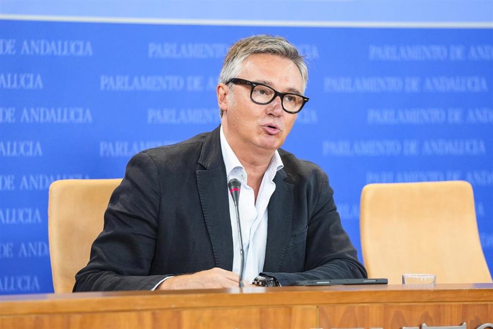 El portavoz del Grupo Parlamentario Vox, Manuel Gavira, durante la ronda de ruedas de prensa de portavoces de los grupos parlamentarios en el Parlamento de Andalucía, a 24 de septiembre de 2025 en Sevilla (Andalucía, España).