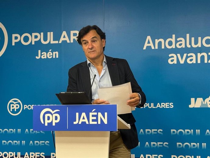 Agustín González durante la rueda de prensa