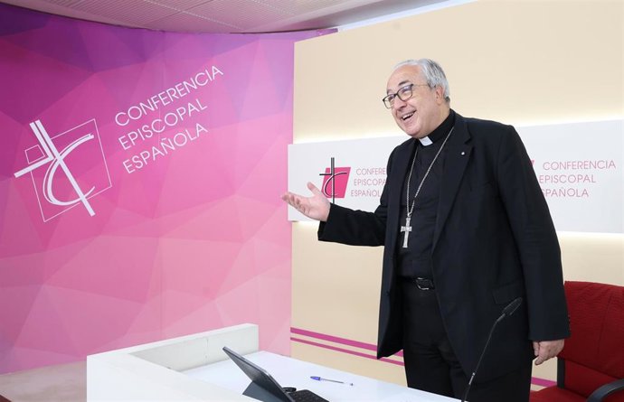 Archivo - El secretario general de la CEE, Francisco César García Magán, durante una rueda de prensa, en la sede de la Conferencia Episcopal Española.