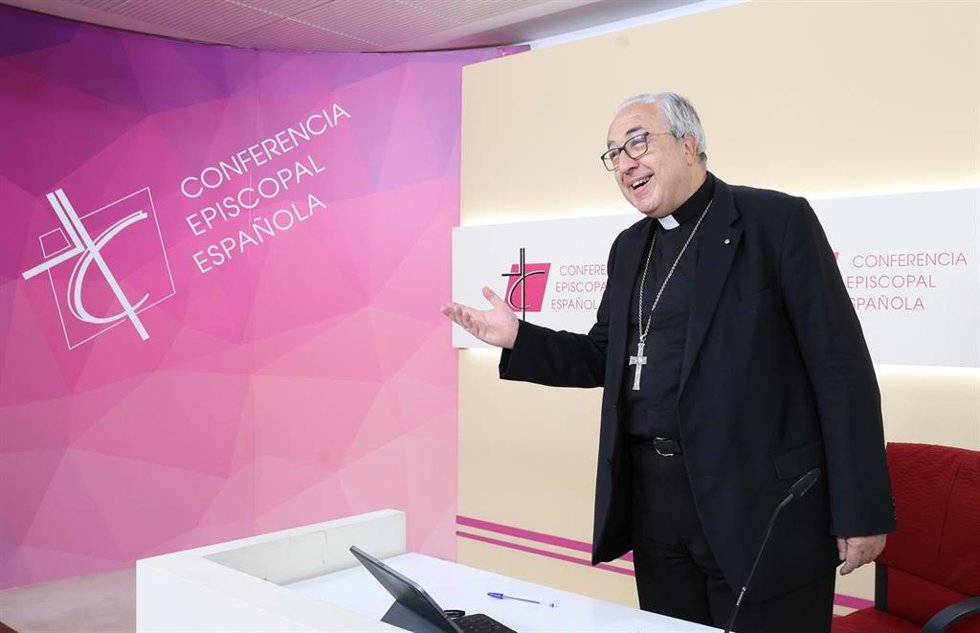 Archivo - El secretario general de la CEE, Francisco César García Magán, durante una rueda de prensa, en la sede de la Conferencia Episcopal Española.