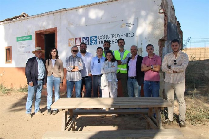 Foto de familia en la firma del acta de inicio de obra de la cúpula de Cásas del Turuñuelo.