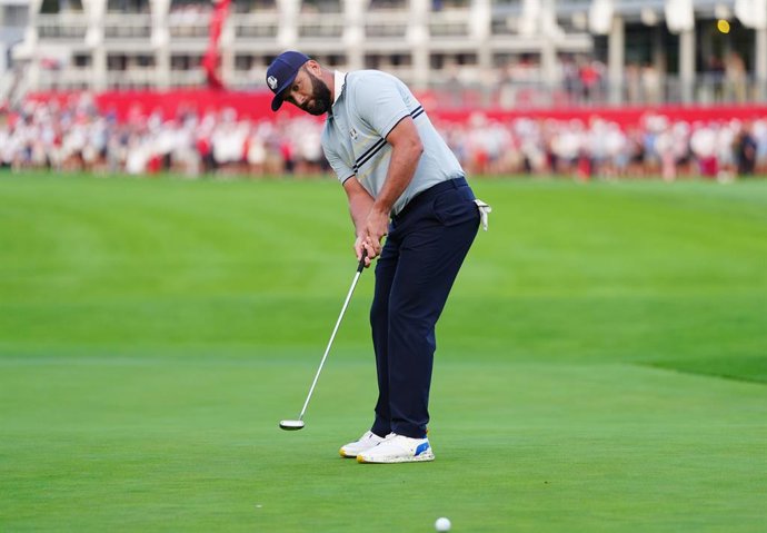 26 de setembro de 2025, EUA, Nova York: O golfista profissional espanhol Jon Rahm, da Equipe Europa, dá um putt no green do 1º buraco durante os foursomes da manhã do primeiro dia da Ryder Cup de Golfe de 2025 no Bethpage Black Course, em Farmingdale. Fot