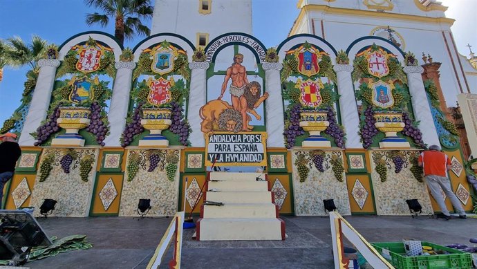 Elementos andaluces que adornan la plaza de España de La Palma del Condado (Huelva).