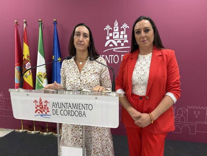 La portavoz de Vox en el Ayuntamiento de Córdoba, Paula Badanelli, con la edil Marta León.