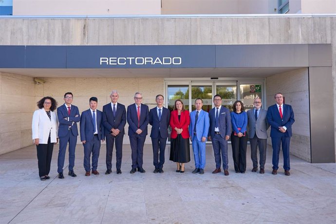 El embajador de la República Popular de China en España visita la USJ para conocer acciones de formación con su país.