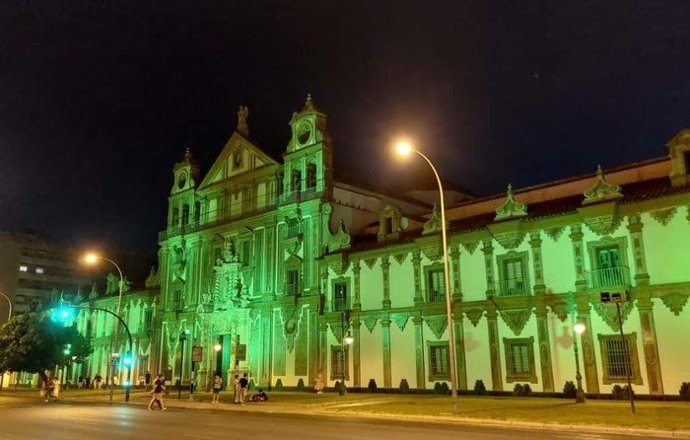 El Palacio de la Merced se ilumina de verde por el Día del Farmacéutico.