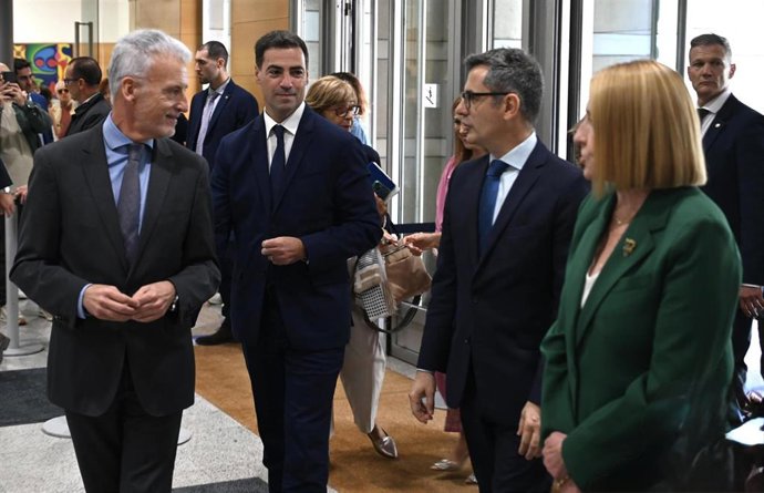 El Lehendakari, Imanol Pradales (c), acude a la Apertura del Año Judicial 2025-2026, junto al ministro de Justicia, Félix Bolaños (2d), y el presidente del Tribunal Superior de Justicia del País Vasco, Iñaki Subijana 