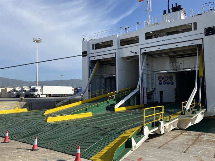 Archivo - Imagen de archivo de un ferry en el Puerto de Motril
