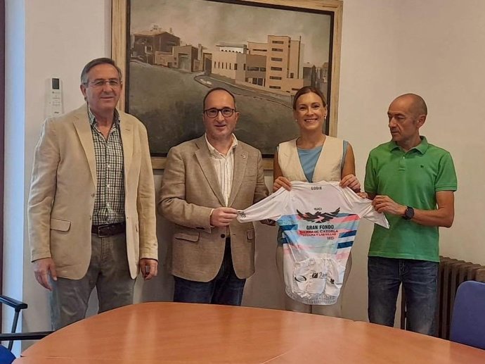 Los delegados José Ayala y María José Lara (c), junto a los responsables de la organización de la prueba y del parque natural.