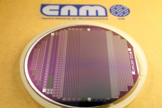 Oblea de carburo de silicio procesada en la Sala Blanca del IMB-CNM con los detectores antes de ser cortados.