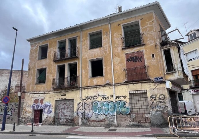 Archivo - Vecinos de Casablanca exigen una solución "sin demora" para el edificio abandonado del Paseo San Antonio.