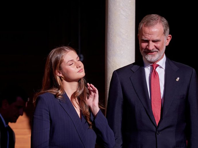 La princesa Leonor y el Rey Felipe en su visita al Monasterio de Le¡yre.