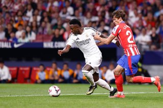 Archivo - Vinicius Junior of Real Madrid and Robin Le Normand of Atletico de Madrid in action during the Spanish League, LaLiga EA Sports, football match played between Atletico de Madrid and Real Madrid at Civitas Metropolitano stadium on September 29, 2