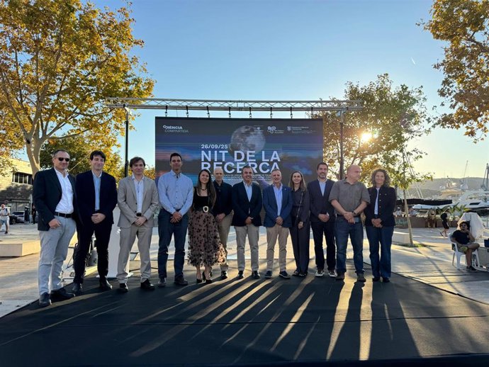 El conseller de Educación y Universidades, Antoni Vera, visita los estands instalados en el Port de Palma donde se celebra el acto central de la 'Nit de la Recerca' en Mallorca