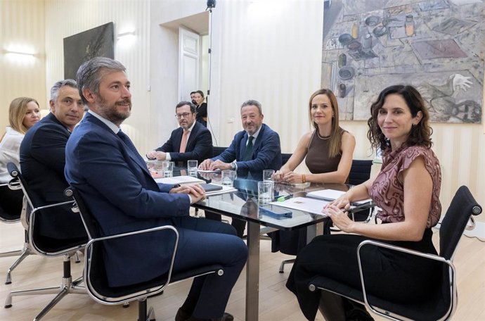 La presidenta de la Comunidad de Madrid, Isabel Díaz Ayuso (d), durante una reunión con la portavoz de Vox, Isabel Pérez Moñino-Aranda (2d), en la Real Casa de Correos, a 26 de septiembre de 2025, en Madrid (España). Las reuniones con los grupos parlament