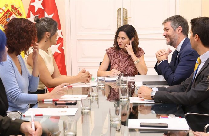 (I-D) La portavoz de Más Madrid en la Asamblea, Manuela Bergerot; la presidenta de la Comunidad de Madrid, Isabel Díaz Ayuso y el consejero de la Presidencia, Miguel Ángel García, durante una reunión en la Real Casa de Correos, a 26 de septiembre de 2025,
