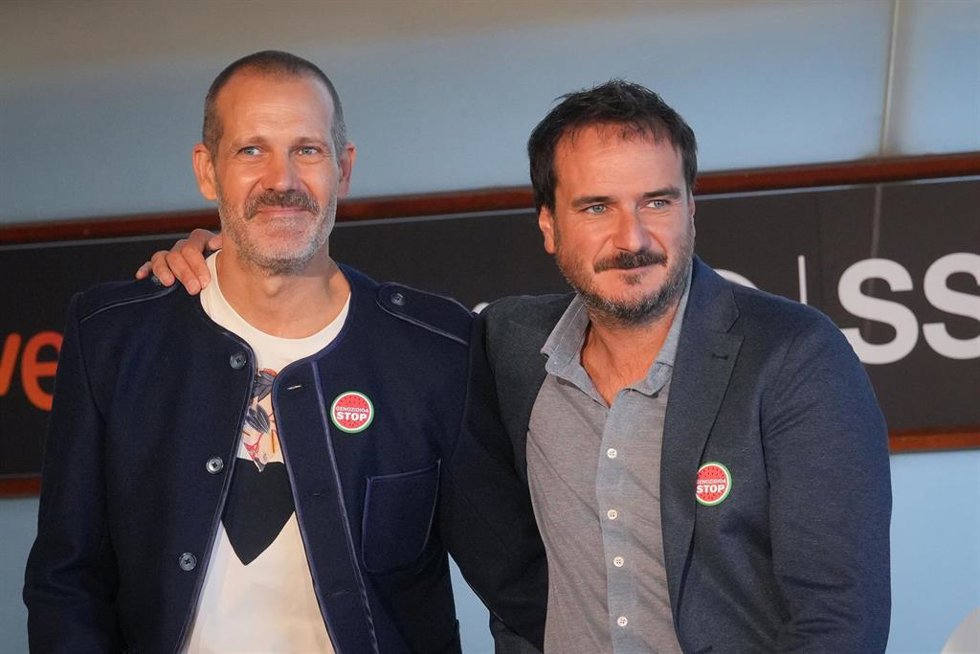Los directores José Mari Goenaga (i) y Aitor Arregi (d), (los Moriarti) posan durante la presentación de la película Maspalomas, en la 73 edición del Festival de Cine de San Sebastián
