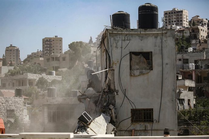 Archivo - Arquivo - 30 de junho de 2025, Territórios Palestinos, Jenin: Vista de casas palestinas destruídas por escavadeiras militares israelenses no campo de refugiados de Jenin. Escavadeiras militares israelenses demolem casas palestinas dentro do camp