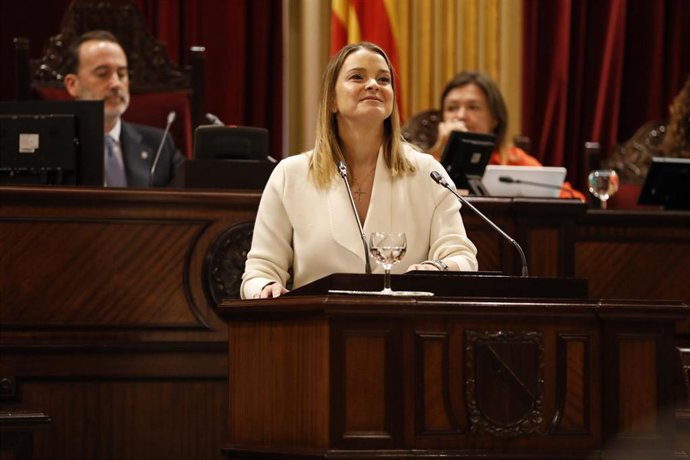 Archivo - La presidenta del Govern, Marga Prohens, en el Parlament. Archivo.