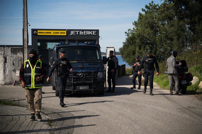 Personal de la Policía Nacional trabaja en un operativo, a 24 de septiembre de 2025, en Pontevedra, Galicia (España). Agentes de la Policía Nacional y de la DEA norteamericana participan este miércoles en un operativo con detenciones y registros en la com