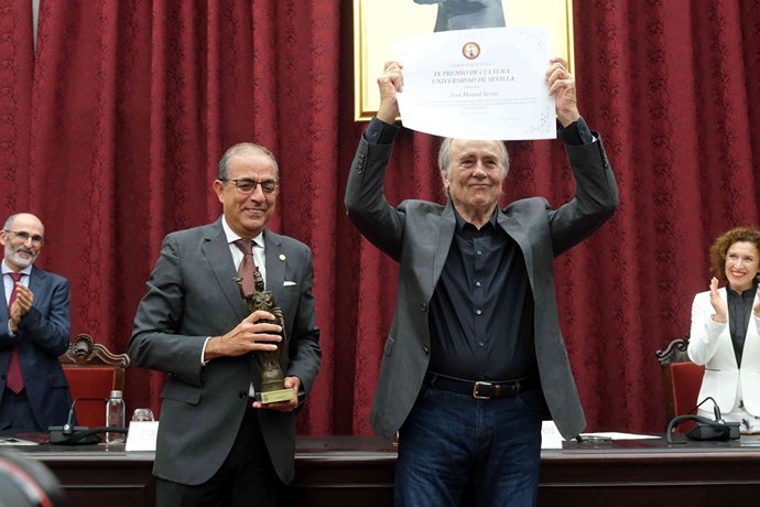 Joan Manuel Serrat recoge el noveno Premio de Cultura de la Universidad de Sevilla.