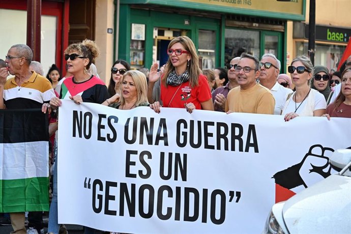La diputada socialista por Cádiz, Mamen Sánchez, y de la delegada del Gobierno en la ciudad, Sabrina Moh., en una manifestación por Palestina.