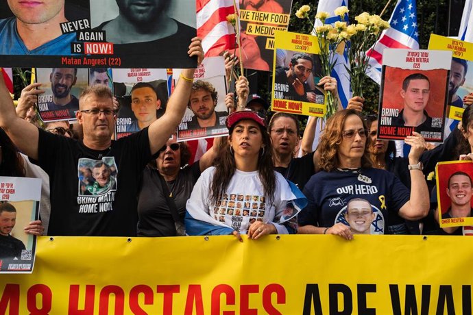 Manifestantes, entre ellos la superviviente y exrehén Ilana Gritzewsky, y familiares de rehenes protestan frente a la sede de la ONU durante el discurso de Netanyahu
