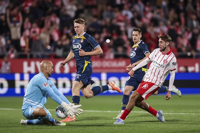 Vladyslav Vanat, do Girona FC, e Marko Dmitrovic, do RCD Espanyol, em ação durante a partida de futebol da La Liga EA Sports, disputada entre Girona FC e RCD Espanyol no estádio Montilivi, em 26 de setembro de 2025, em Girona, Espanha.