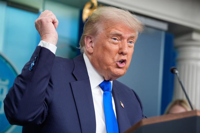 Archivo - June 27, 2025, Washington, District Of Columbia, USA: United States President Donald J Trump holds a press briefing after the US Supreme Court ruling in the James S Brady Press Briefing Room of the White House in Washington, DC, US, on June 27, 