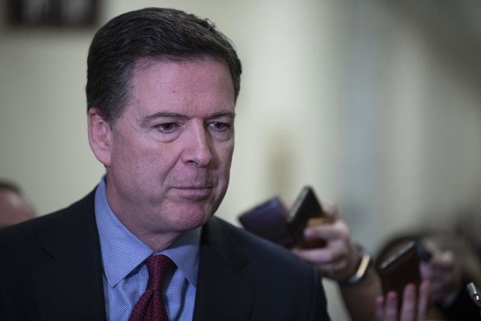 Archivo - 7 de dezembro de 2018 - Washington, Distrito de Columbia, Estados Unidos da América - O ex-diretor do FBI James Comey fala com repórteres no Longworth House Office Building no Capitólio em Washington, DC, em 7 de dezembro de 2018. Comey falou co