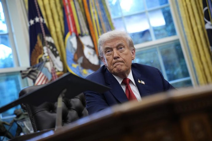 September 25, 2025, Washington, District Of Columbia, USA: United States President DONALD J TRUMP makes a statement as he displays a signed Executive Order in the Oval Office of the White House in Washington, D.C.