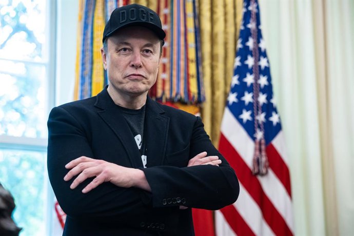 Archivo - Arquivo - 30 de maio de 2025, Washington, Distrito de Columbia, EUA: Elon Musk, CEO da Tesla, SpaceX e X (anteriormente conhecida como Twitter) e administrador do Departamento de Eficiência Governamental (DOGE), ouve enquanto ele e o presidente 